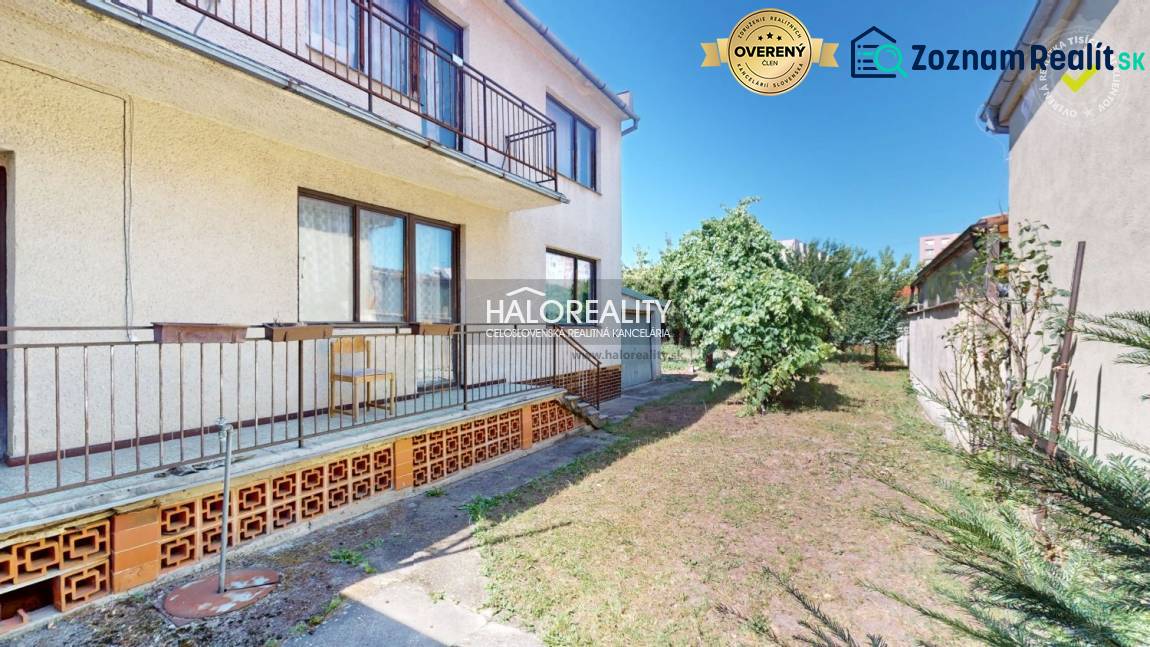 Rodinný dům v Malackách s prostornou zahradou, terasou a zelenou předzahrádkou.