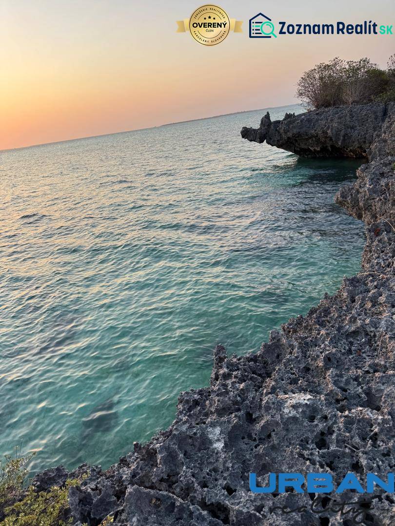 Pobřežní útesy a západ slunce nad jemnými vlnami moře v Kizimkazi, Pozemky - komerční.