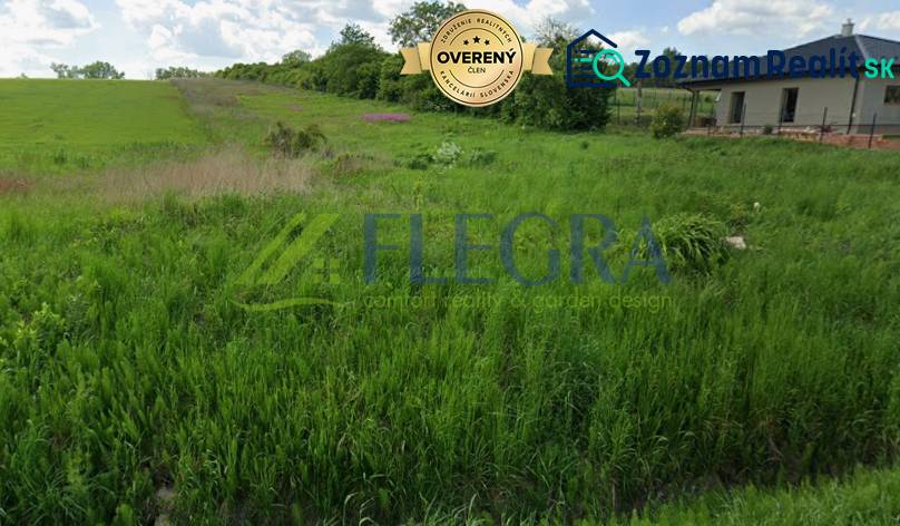 Pozemek k bydlení na Lomnické ulici ve Vranově nad Topľou, porostlý zelení.