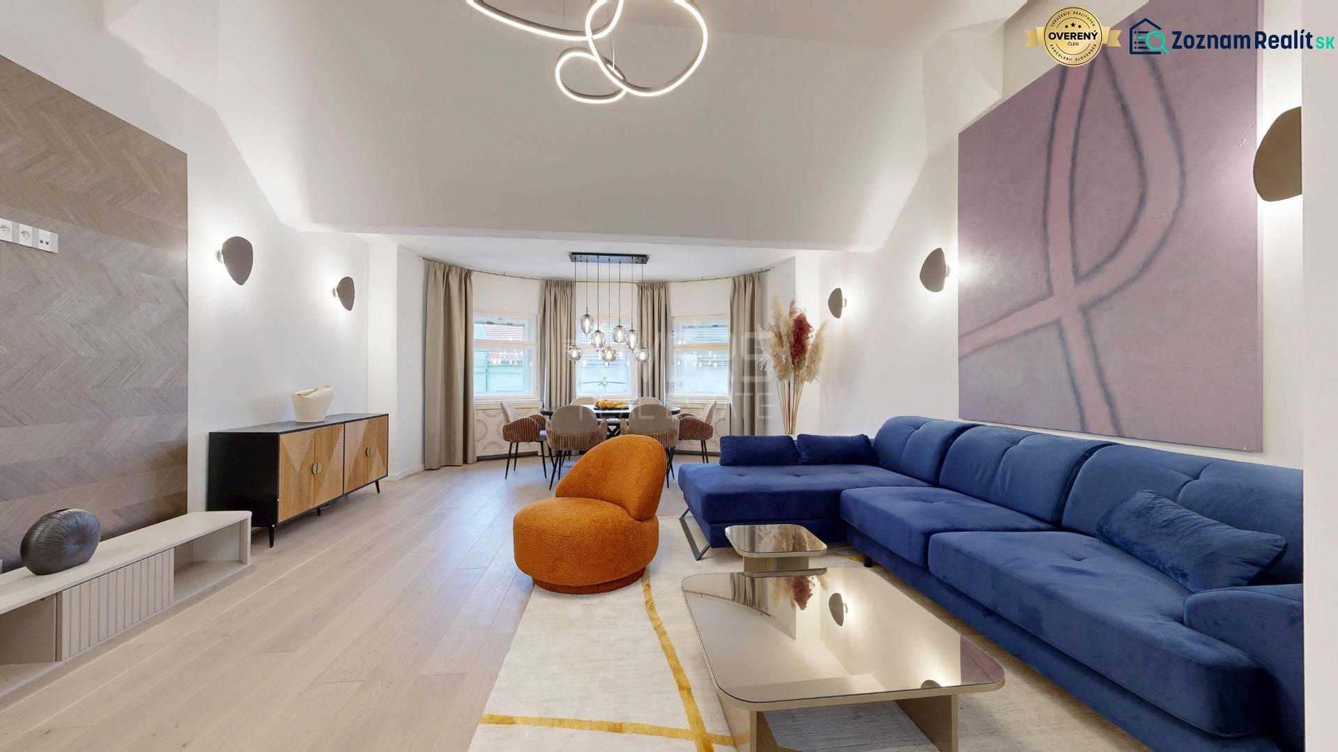 Stylový obývací pokoj ve 4pokojovém bytě s podlahou s dřevěným dekorem a komfortním sezením.