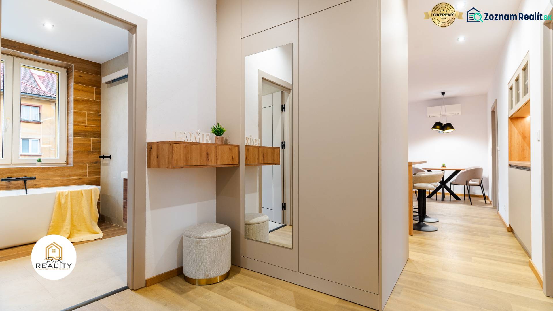 Interiér 3-pokojového bytu s koupelnou a kuchyňským koutem, podlaha s dřevěným dekorem.