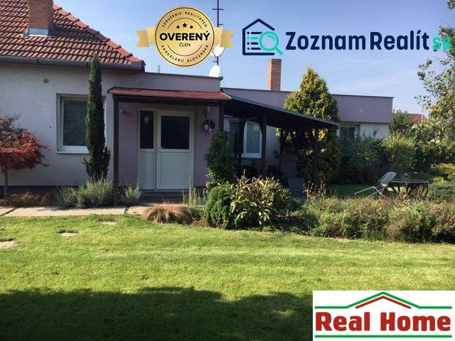 Rodinný dům v Černé Vodě s udržovanou zahradou a krytou terasou.