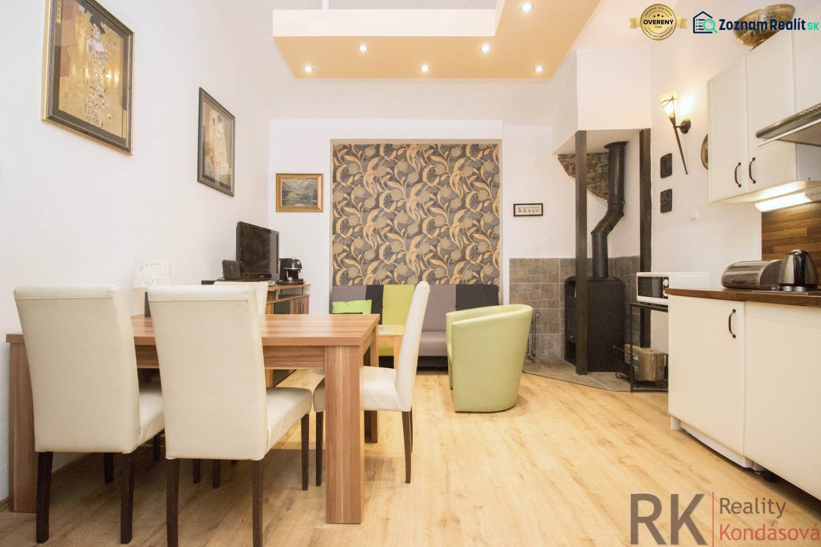 Jídelní kout v 2-pokojovém bytě s podlahou s dřevěným dekorem a krbem.
