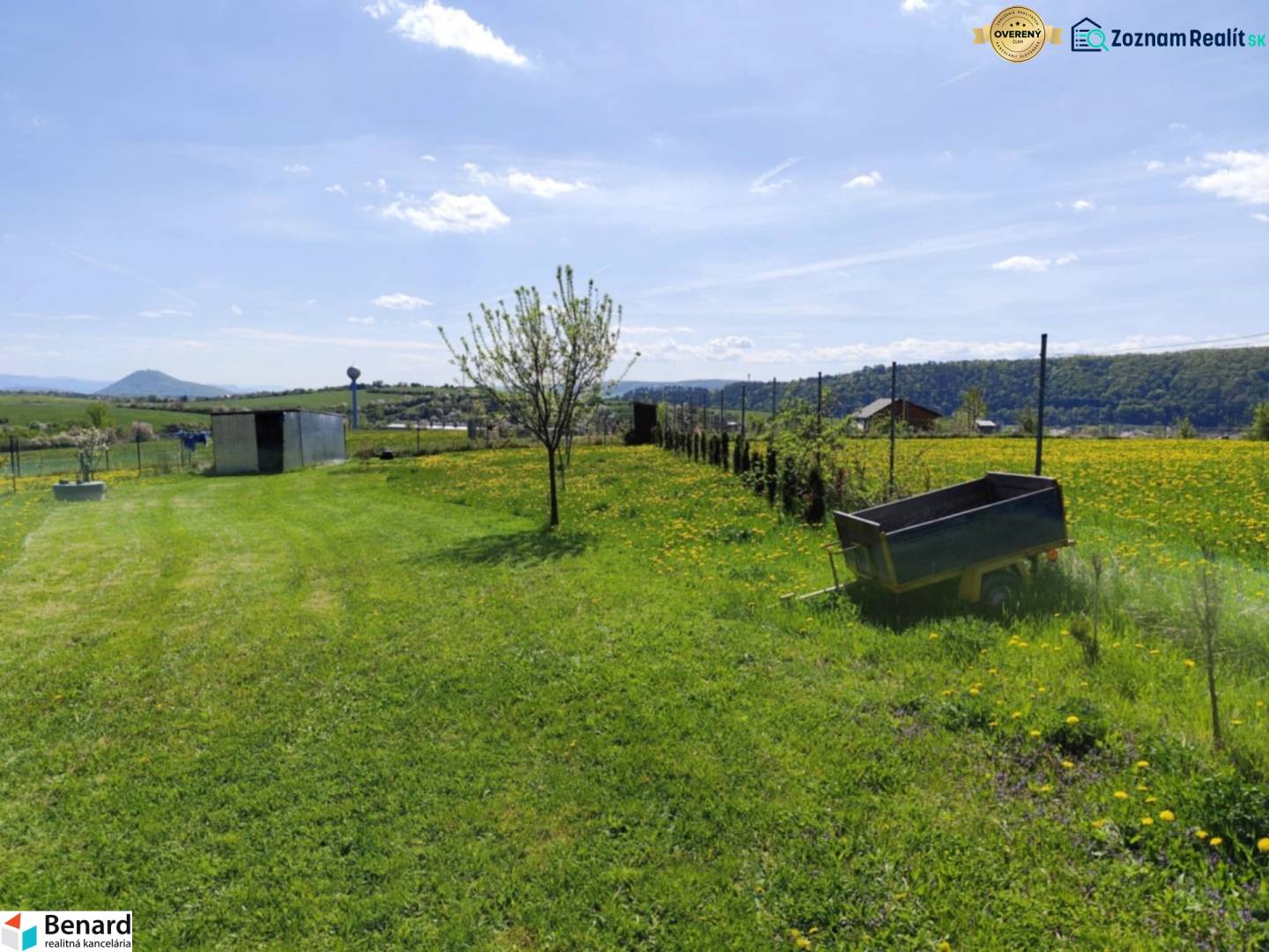 Travnatý pozemek s výhledem na kopce v okolí Sabinova vhodný k bydlení.