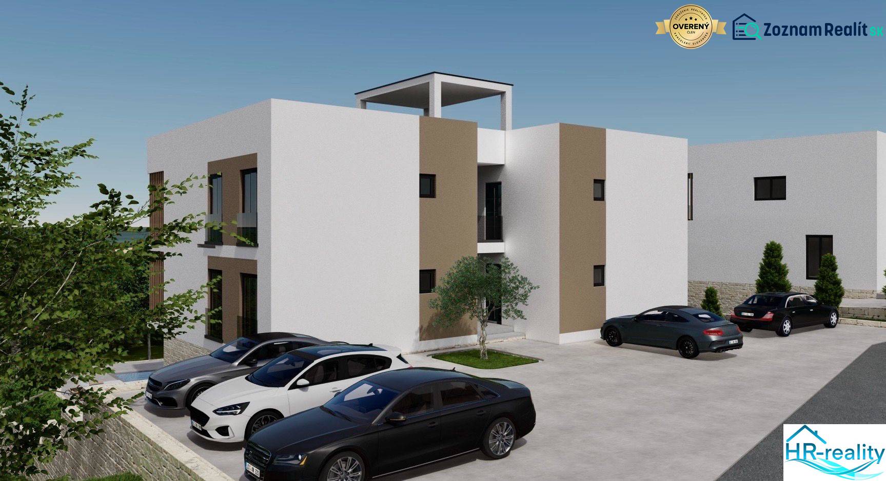 Rekreační apartmán v Ciove se zaparkovanými auty a okolní zelení.