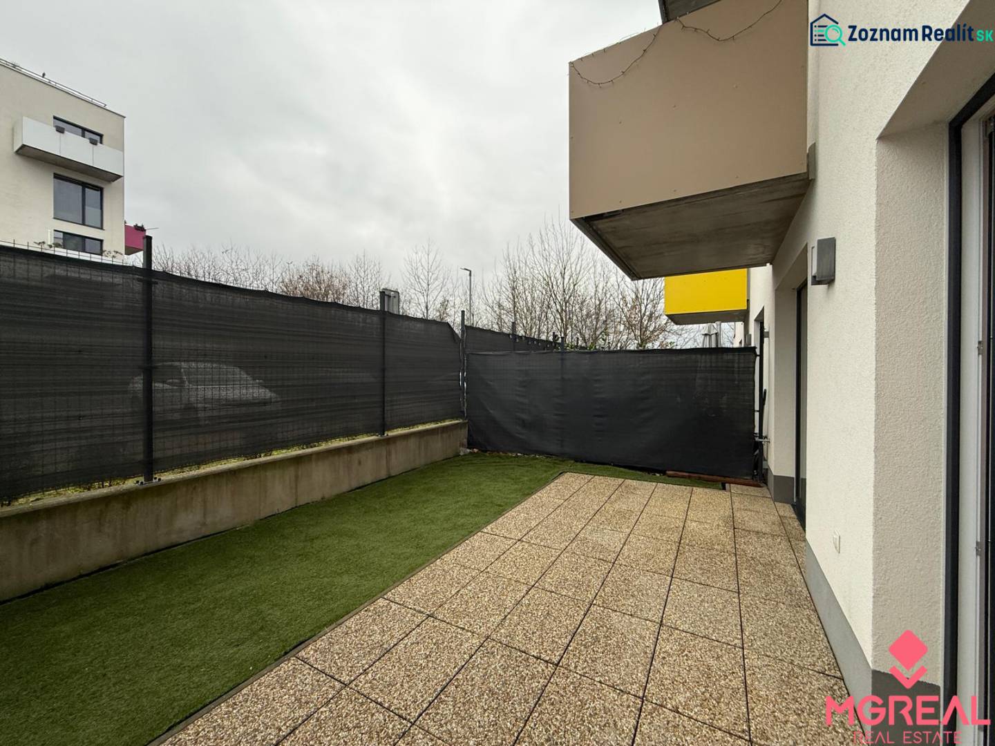 Terasa u 2pokojového bytu na Hornostavské ulici v Nitře, s výhledem na sousední budovy.