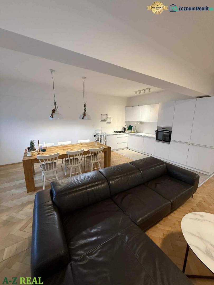 Kuchyně s pohovkou a jídelním stolem, podlaha s dřevěným dekorem, 4pokojový byt.