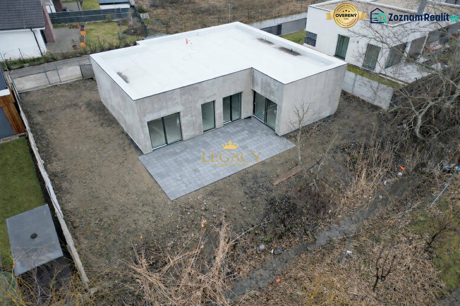 Rodinný dům na Sokolí ulici v Chorvatském Grobu s terasou a zahradou.