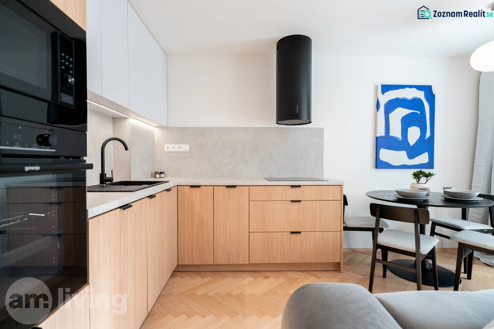 Kuchyně s podlahou s dřevěným dekorem, dřevěnými skříňkami a jídelním stolem ve 3-pokojovém bytě.