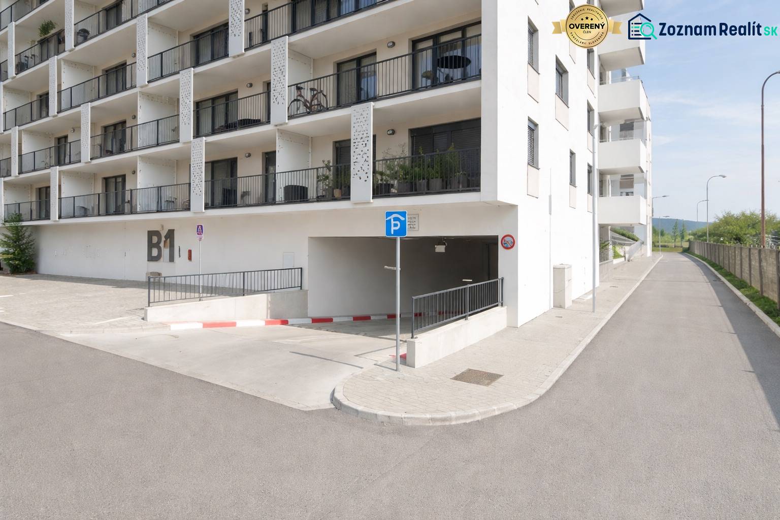 Bytový dům s parkovacím vjezdem v Bratislavě-Rači na ulici Eduarda Wenzla.