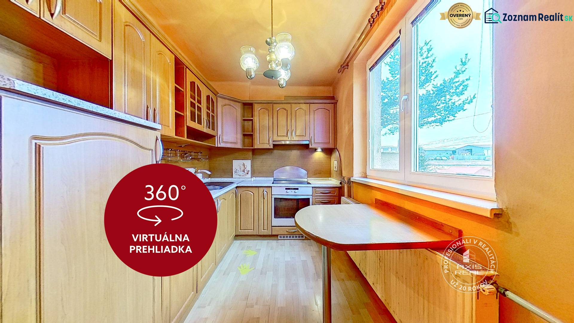 Kuchyně ve 3-pokojovém bytě s dřevěným dekorem a výhledem z okna.