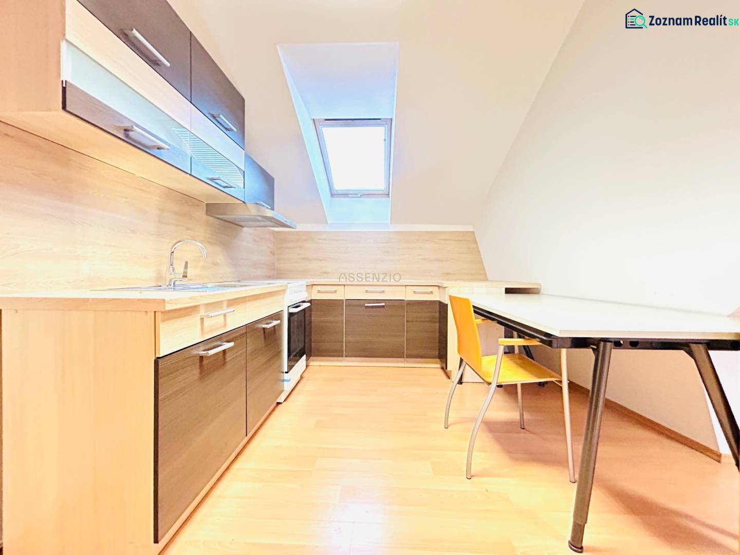 Kanceláře s kuchyní a jídelním stolem, světlá podlaha s dřevěným dekorem.