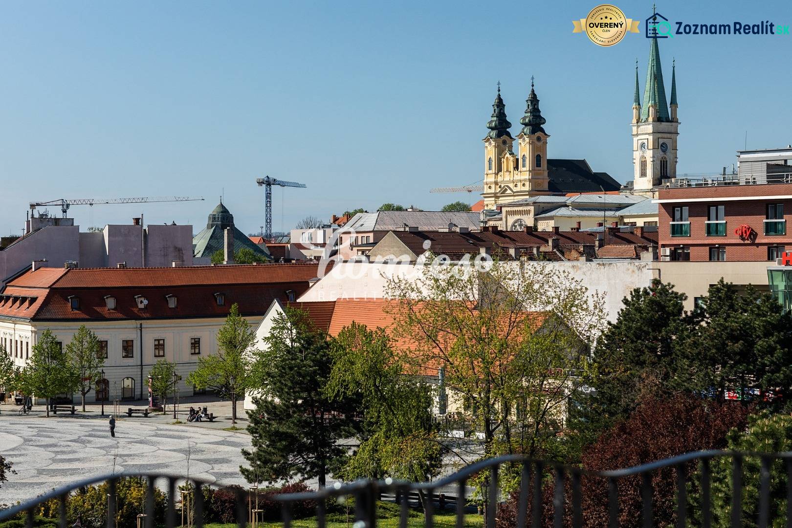 Historické centrum Nitry s katedrálou a jeřáby, vhodné pro 3-pokojový byt.