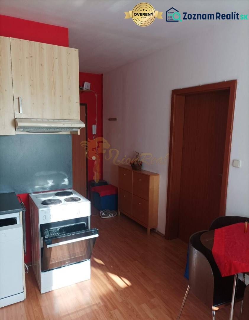 Kuchyně v 1-pokojovém bytě s podlahou s dřevěným dekorem.