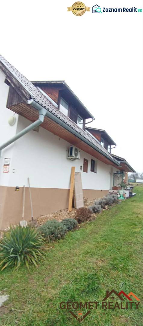 Rodinný dům na Hřbitovní ulici v Divíně s upravenou zahradou a podkrovím.