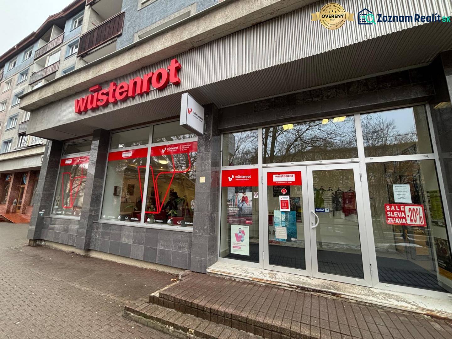 Obchodní prostory v Popradu s nápisem 