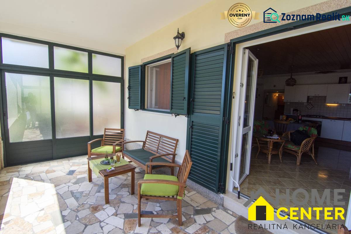 Terasa rekreačního apartmánu v Čiovu s pohodlným posezením a výhledem na interiér.