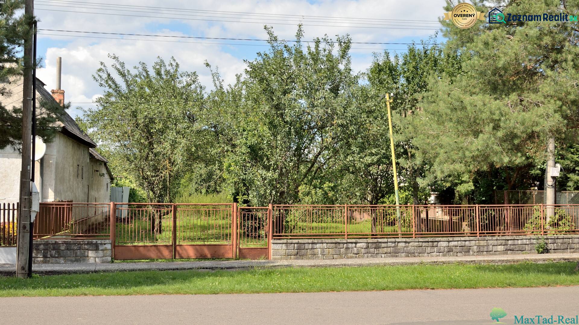 Rodinný dům obklopený stromy a trávou v Lastomíru, pozemky - bydlení.