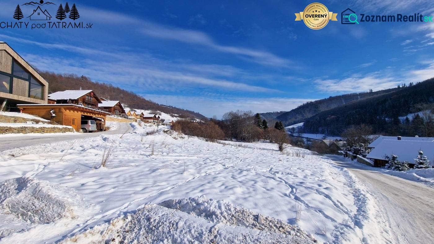 Zasněžená krajina v rekreačních pozemcích na Fongrube v Mýtě pod Ďumbierom s chatami.