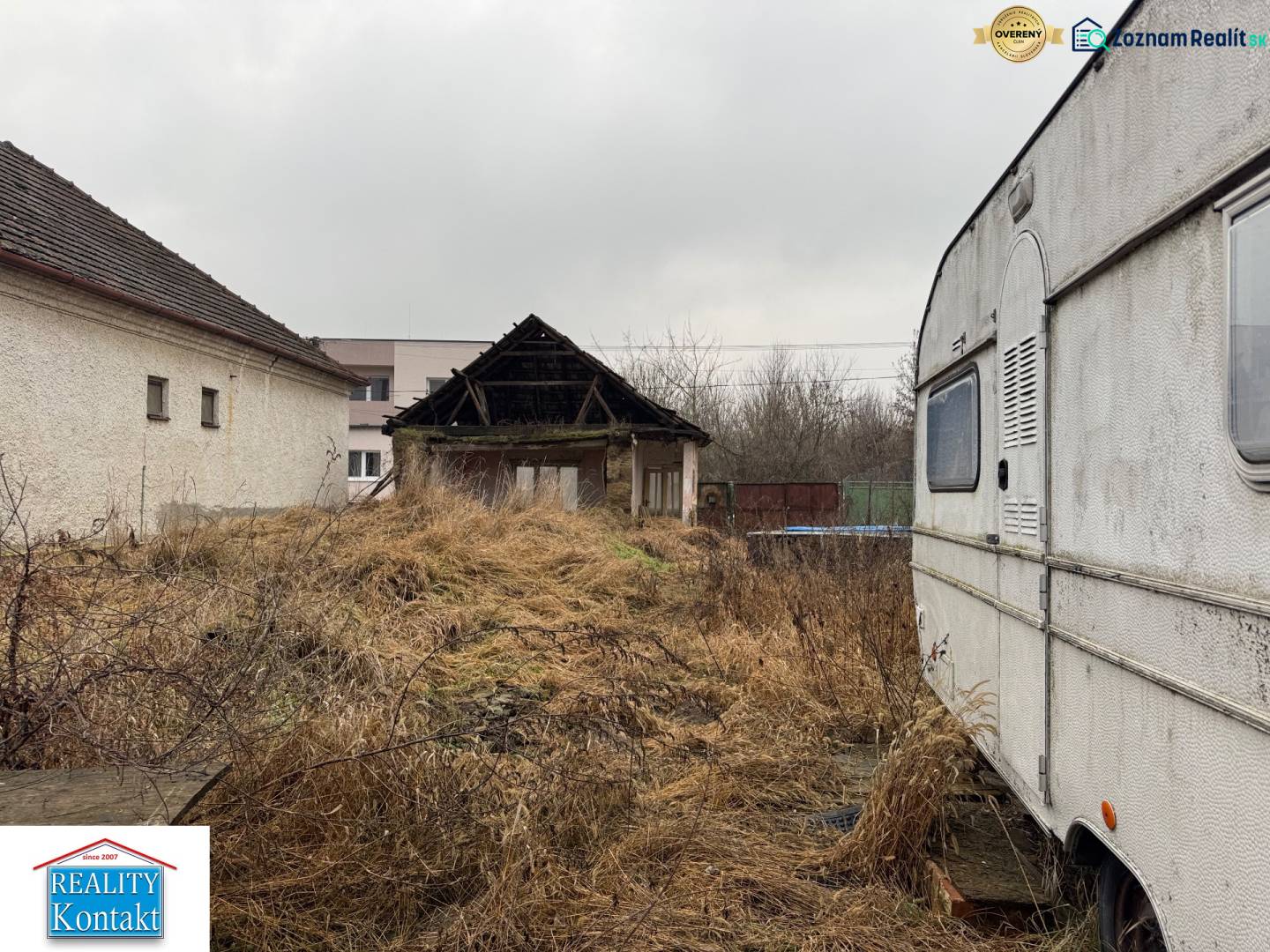 Dvůr v Dubníku na ulici Dubník vhodný na pozemky - bydlení s výhledem na budovy a karavan.