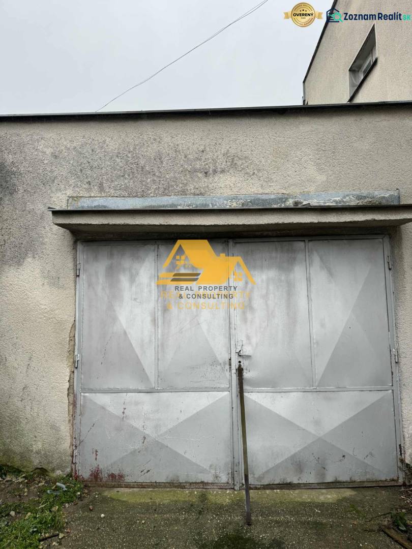 Garážová vrata rodinného domu ve Dvorech nad Žitavou na ulici Dvory nad Žitavou.