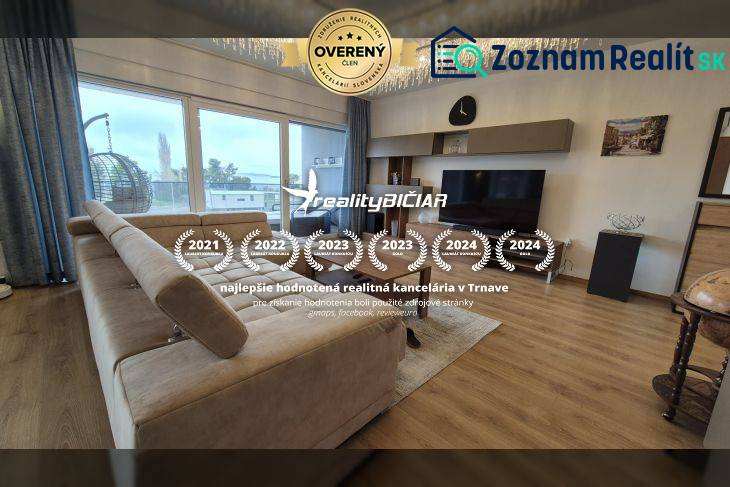 Obývací pokoj v rekreačním apartmánu s pohovkou a podlahou s dřevěným dekorem.