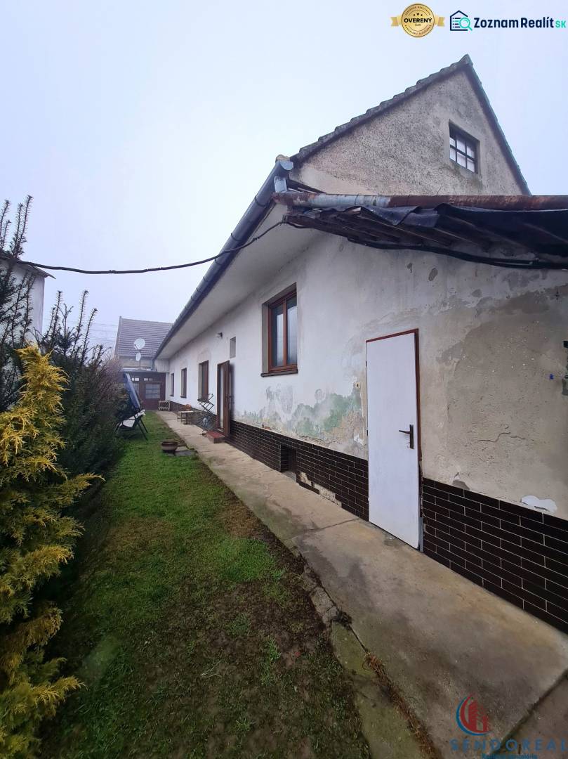 Rodinný dům na Náměstí 1. máje v Chtelnici s travnatým dvorem a zahradní zelení.