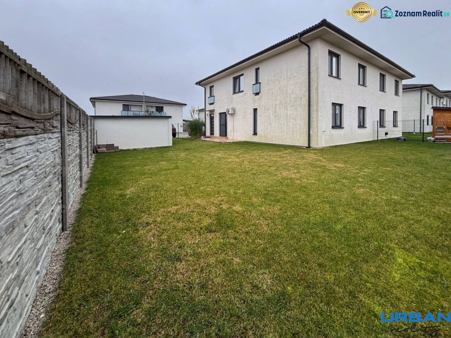 Exteriér 3-pokojového bytu na ulici Kráľovianky v Kráľoviankách s trávníkem a plotem.