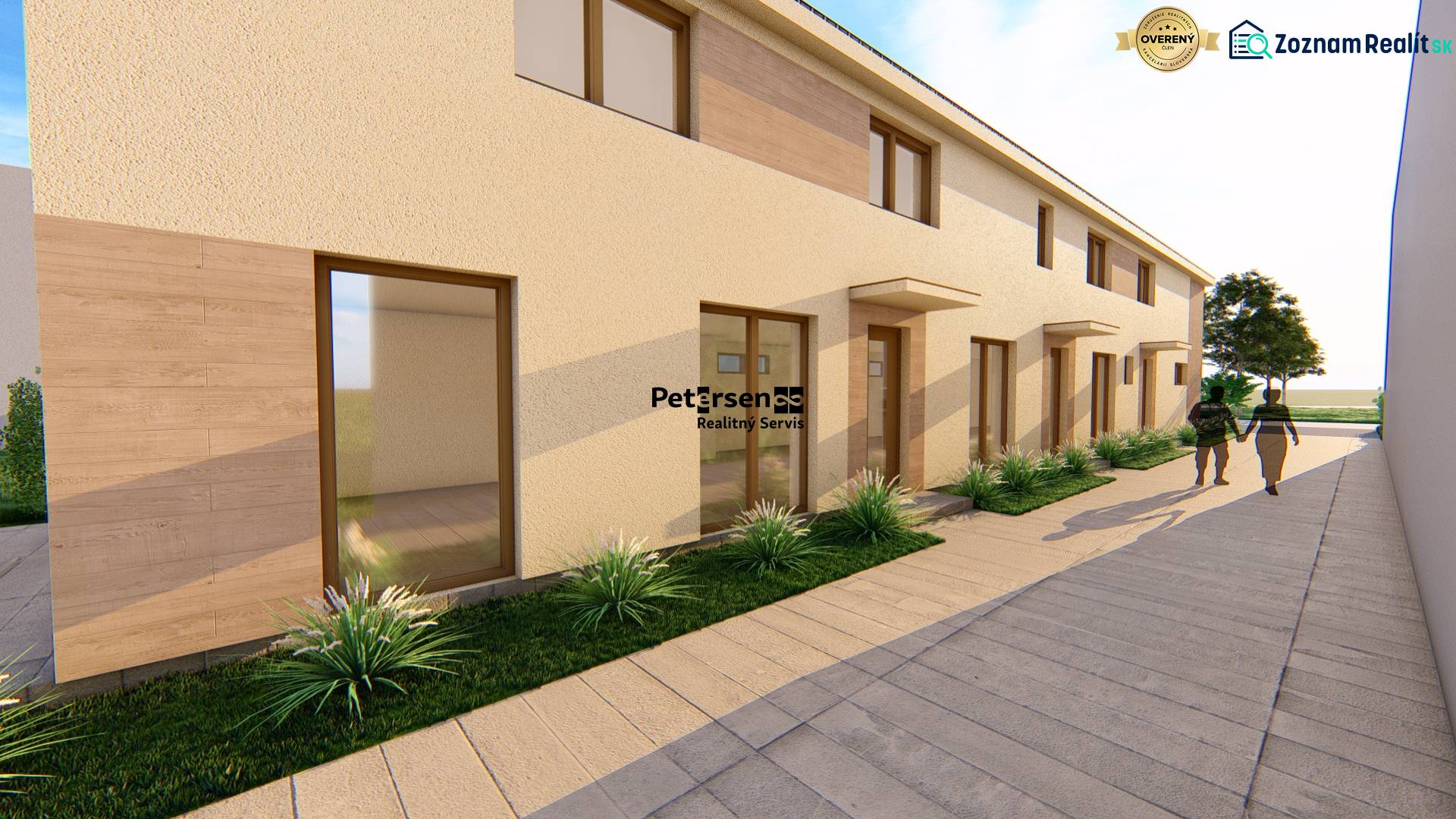 Rovná fasáda budovy s vysokými okny a chodníkem na ulici Litoměřická v Topoľčiankách.