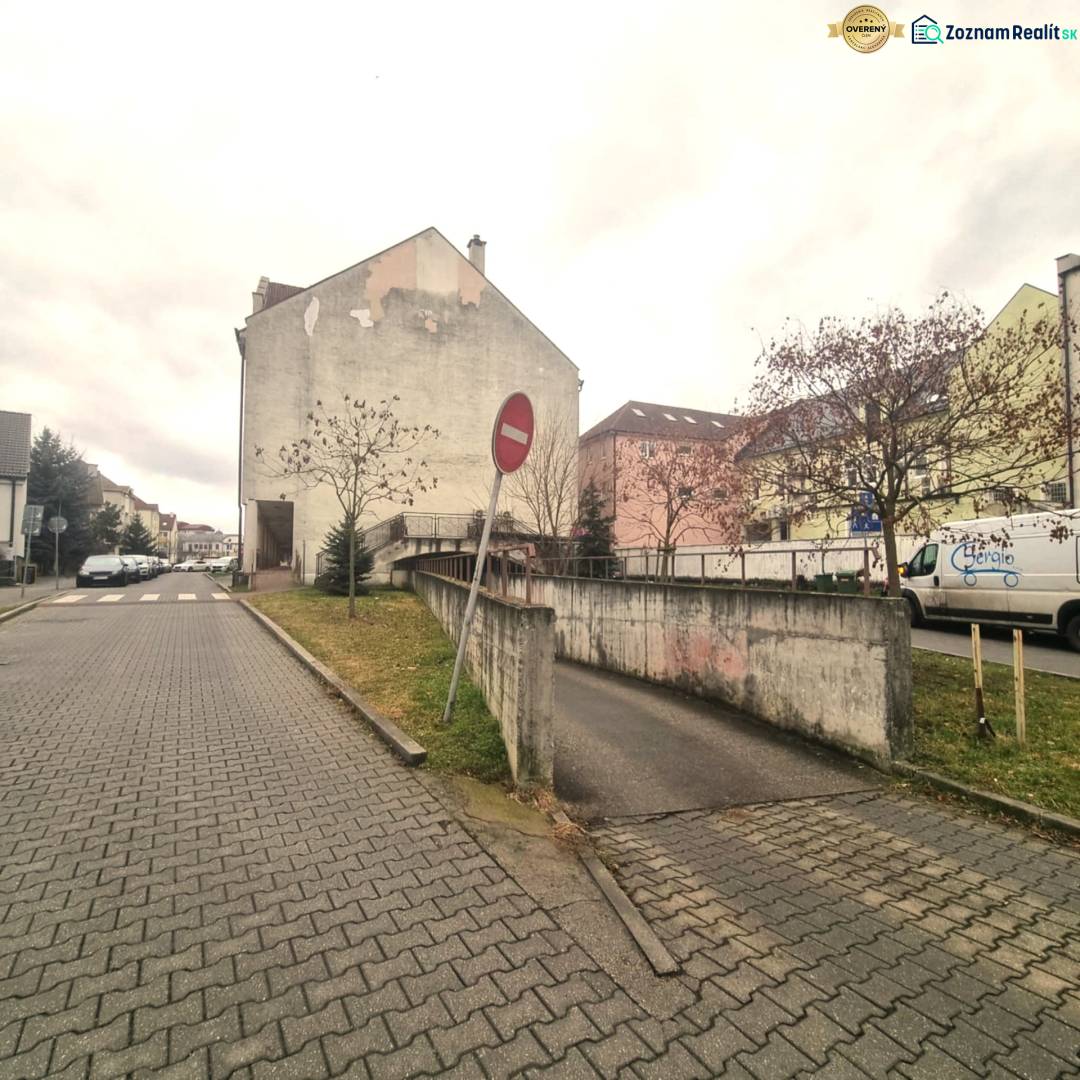 Ulice Malé náměstí v Malackách, v popředí garáže se zákazem vjezdu.