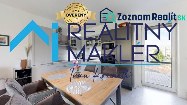 Kuchyně v rodinném domě s jídelním stolem a vstupem na terasu.