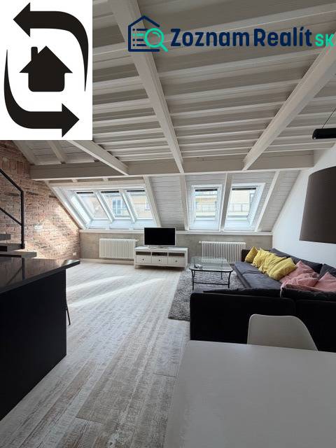 Podkrovní obývací pokoj se střešními okny, podlaha s dřevěným dekorem, 4pokojový byt.