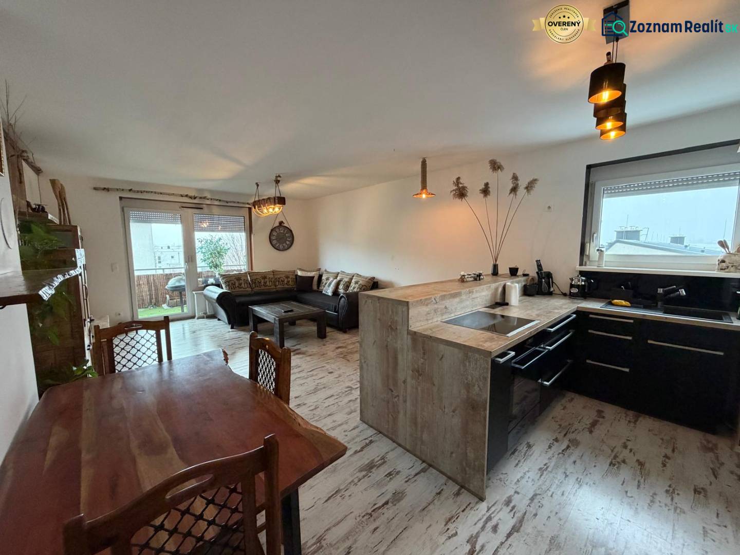 Obývací pokoj s kuchyní ve 3pokojovém bytě, podlaha s dřevěným dekorem.