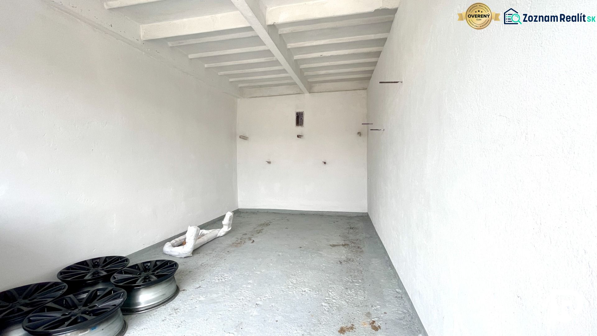Garáž v Bratislavě - Nové Město na Pionýrské ulici, bílé stěny, disky na podlaze.