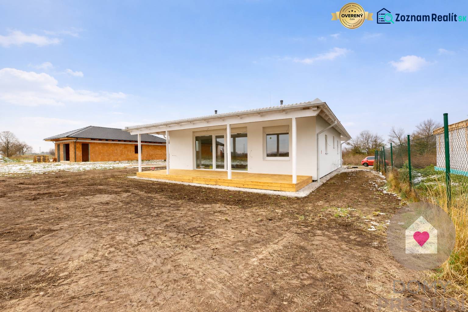 Rodinný dům ve městě Nový Svět s terasou a neudržovaným pozemkem.