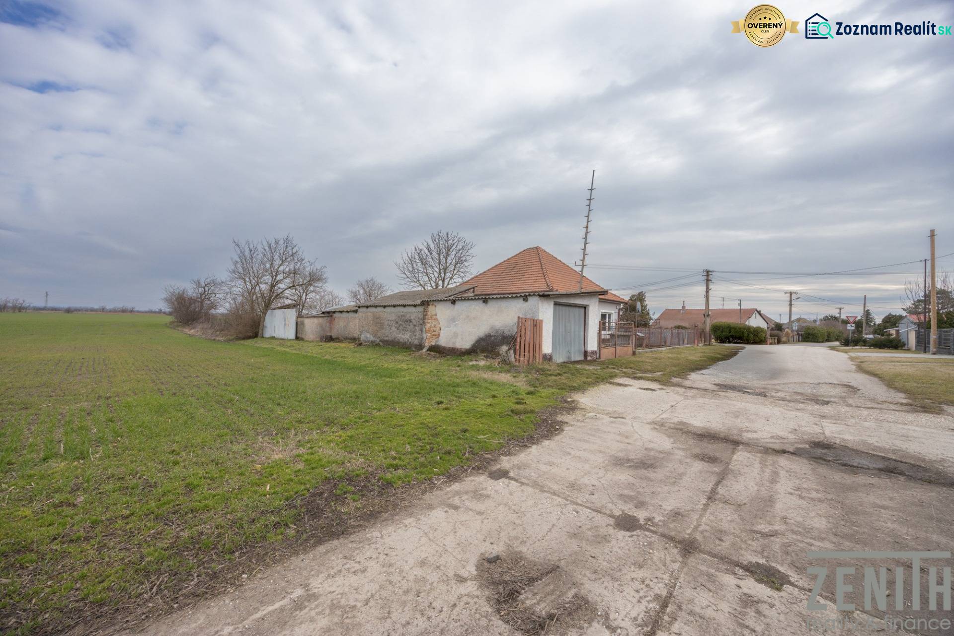 Starší dům na ulici Jatov v Jatově se sousedním pozemkem určeným k bydlení.