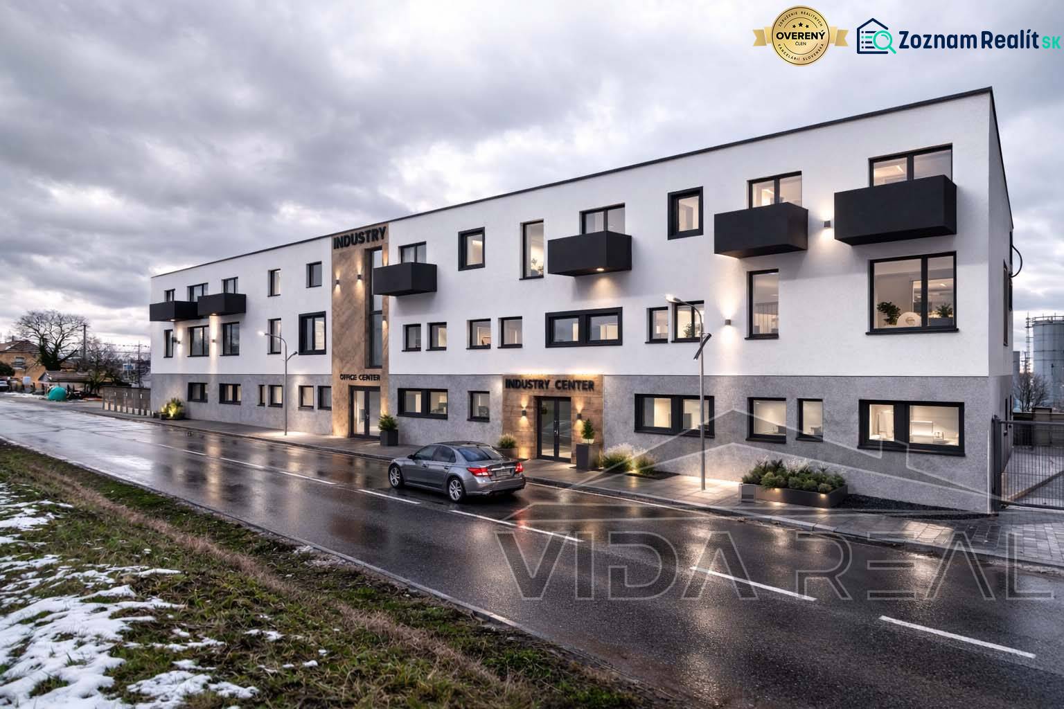 Budova na Nádražní ulici v Šenkvicích, sklady a haly, s večerním osvětlením.