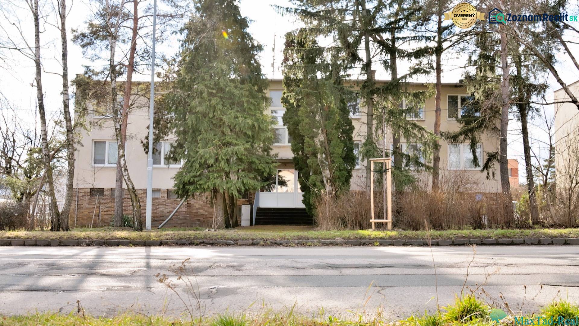 Budova se stromy na ulici Hviezdoslavova v Michalovcích, vhodná pro 4pokojový byt.