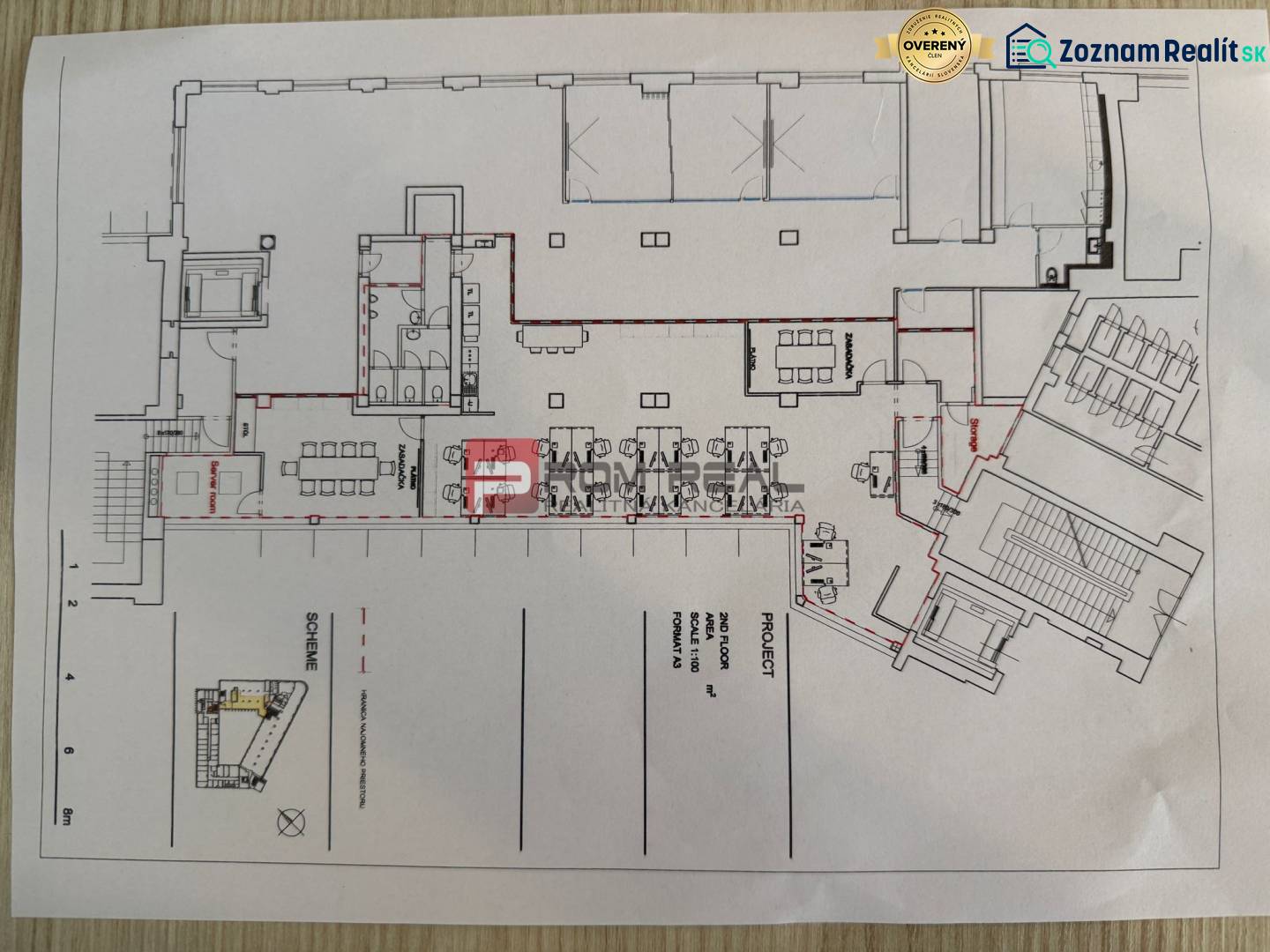 Půdorys kanceláře s pracovními místy, zasedacími místnostmi a schodištěm.
