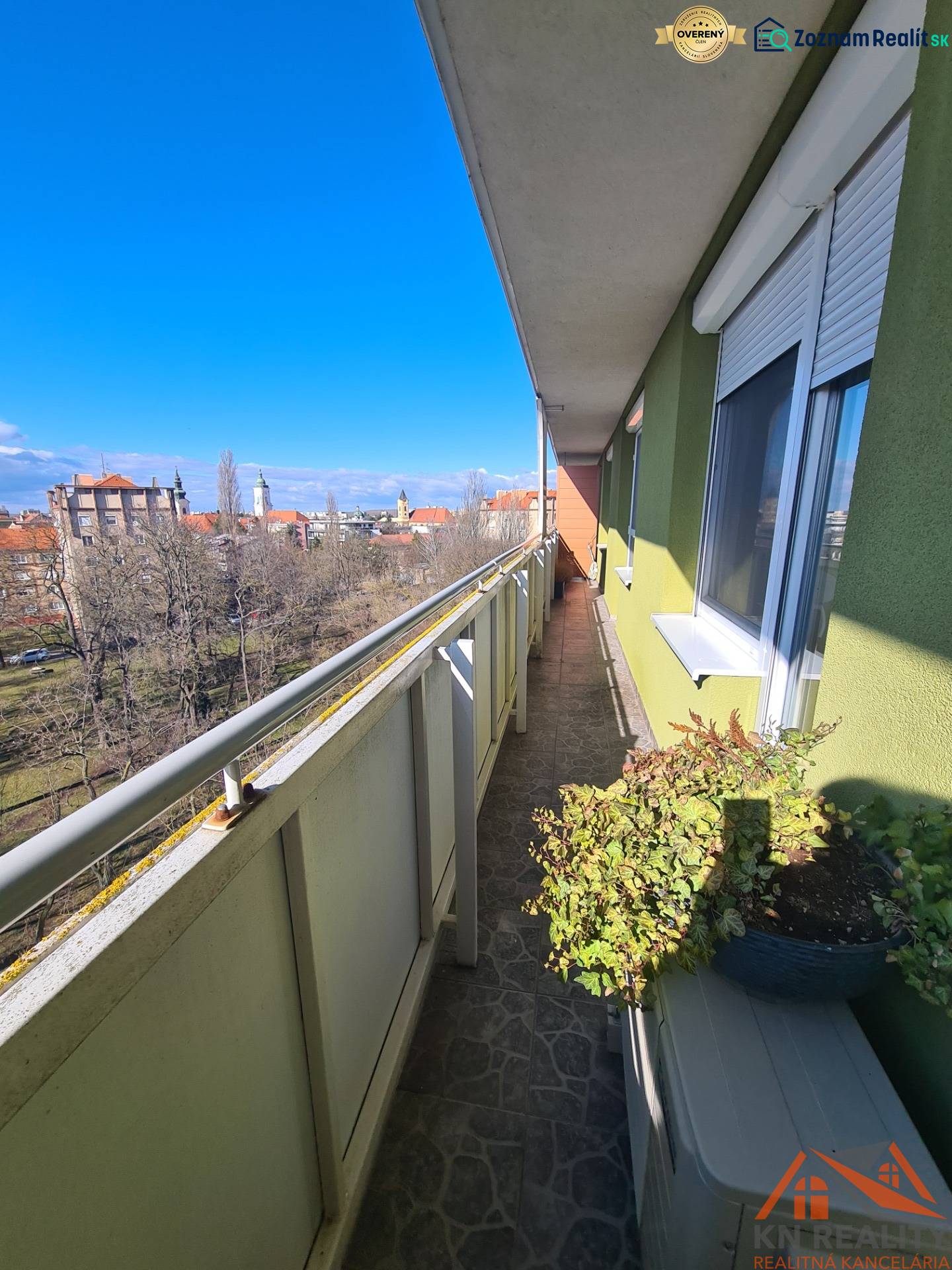 Balkon 2-pokojového bytu v Komárně s výhledem na město.