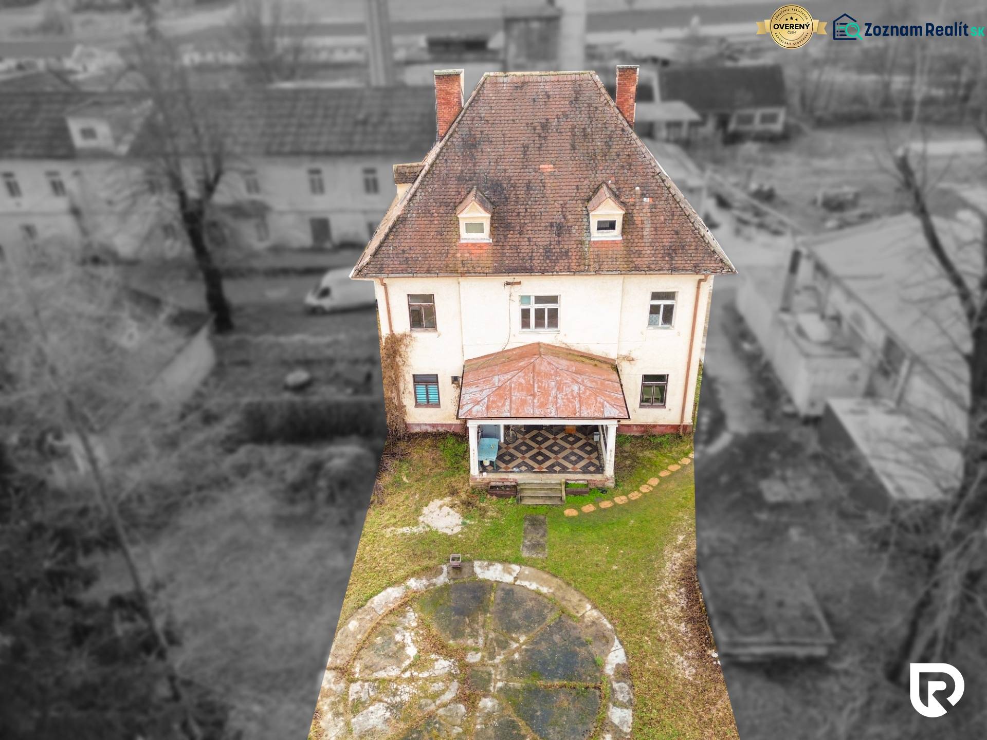 Rodinný dům na ulici Bobot v Bobotu s tradiční střechou a zahradou.