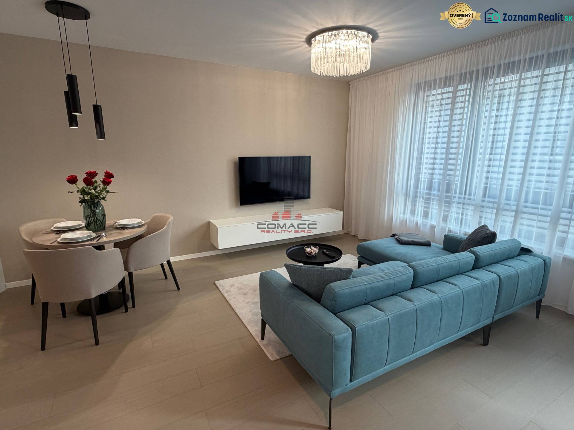 Obývací pokoj v 2-pokojovém bytě s podlahou s dřevěným dekorem a pohodlným sezením.