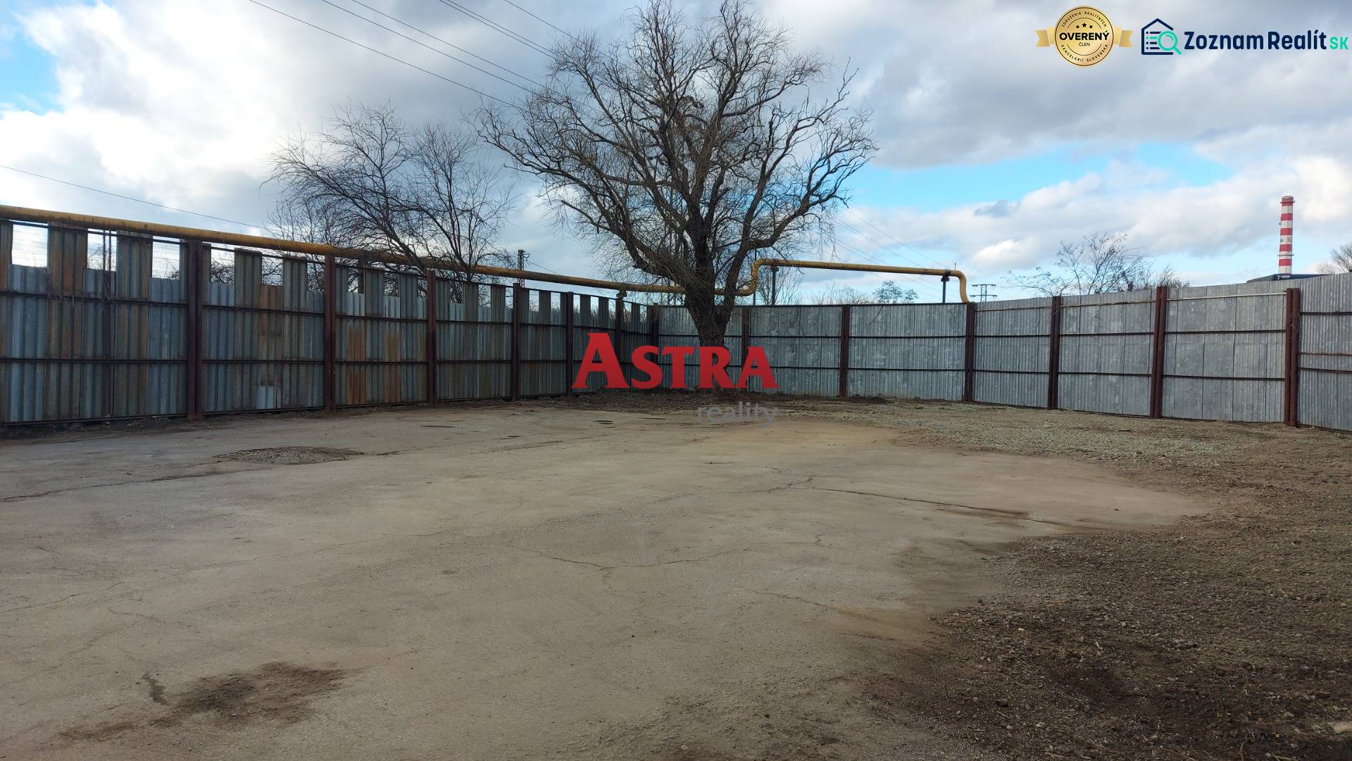 Komerční pozemky v Košicích - městské části Jih s oplocením a stromy.
