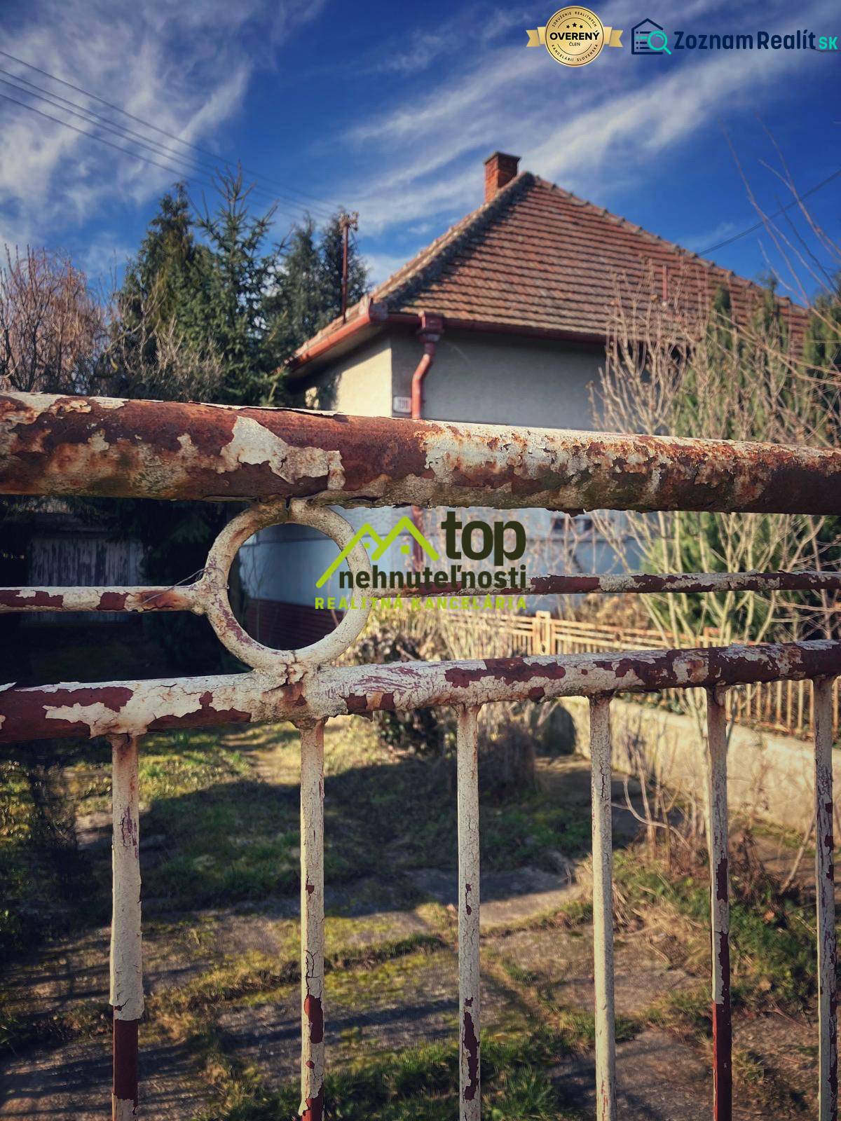 Rodinný dům v Horních Chlebanech, oplocení s nádechem patiny a zahrada.