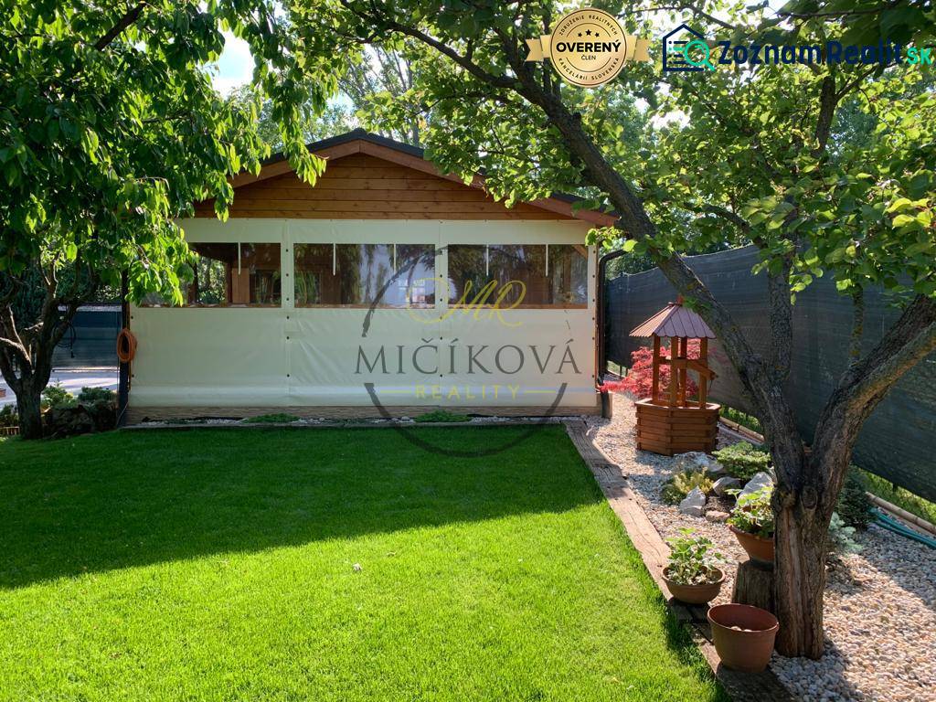 Zahrady v Dolních Krškanech, Nitra, s trávníkem, altánkem a dřevinami.