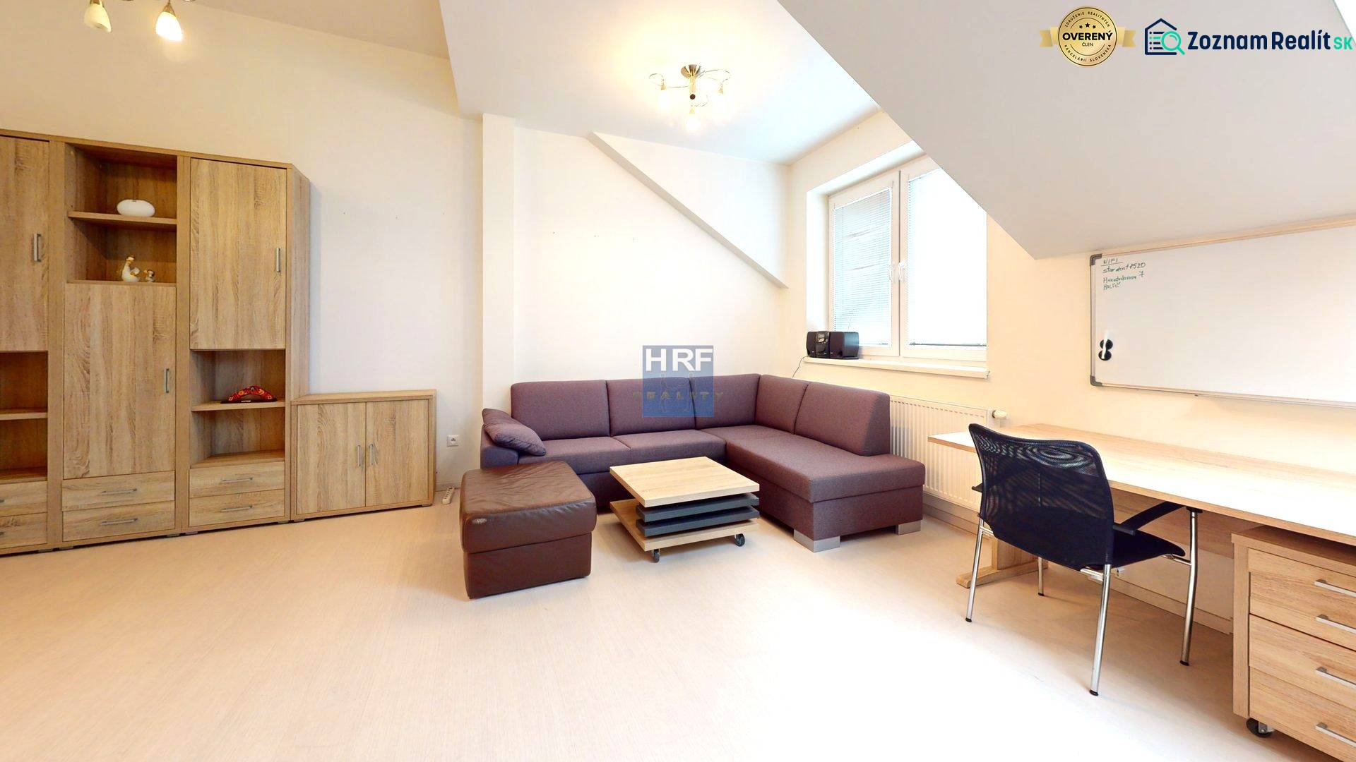 Kanceláře s pohovkou, stolem a skříňkou, podlaha s dřevěným dekorem.