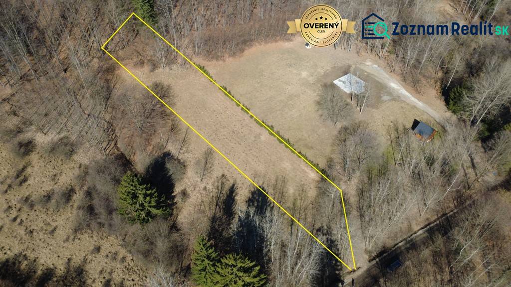 Rekreační pozemky v Kľaku se žlutým ohraničením a okolním lesnatým porostem.