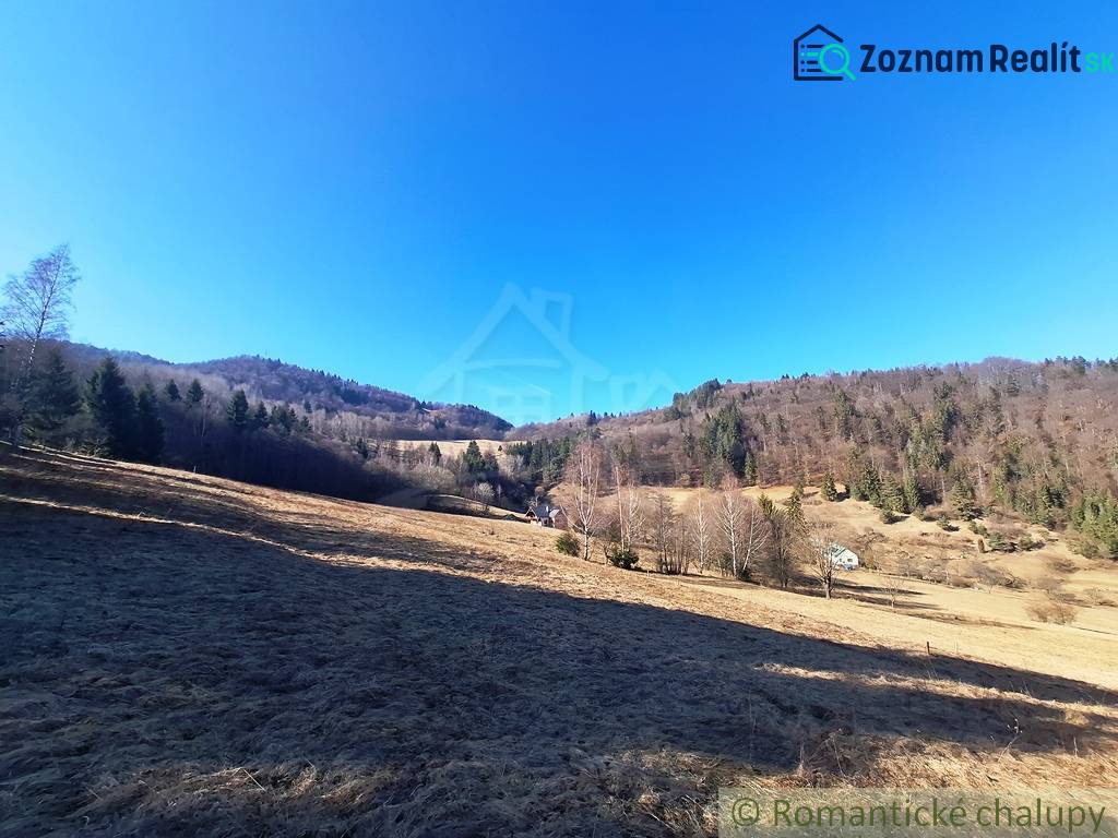 Rozsáhlé zemědělské a lesní pozemky v okolí Hronce obklopené lesy a kopci.