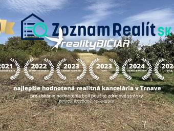 Ověřená nálepka pro realitní kancelář v Trnavě na travnaté ploše.