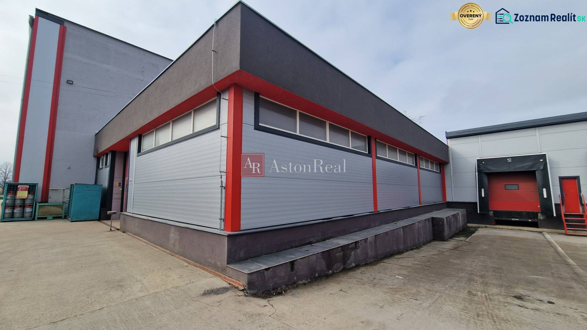 Průmyslový sklad na ulici Východní v Popradu, vybavený nakládací rampou a moderní fasádou.